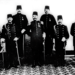 Kurmay_Yüzbaşı_Mustafa_Kemal_arkadaşları_ile_birlikte,_Şam,_Haziran_1907