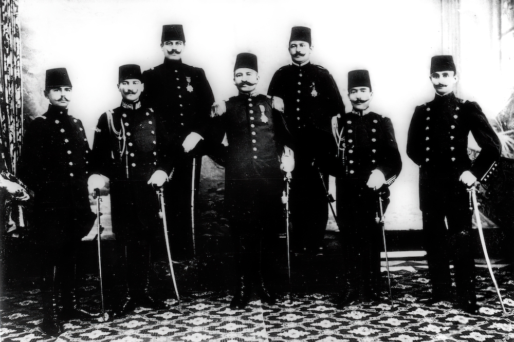 Kurmay_Yüzbaşı_Mustafa_Kemal_arkadaşları_ile_birlikte,_Şam,_Haziran_1907